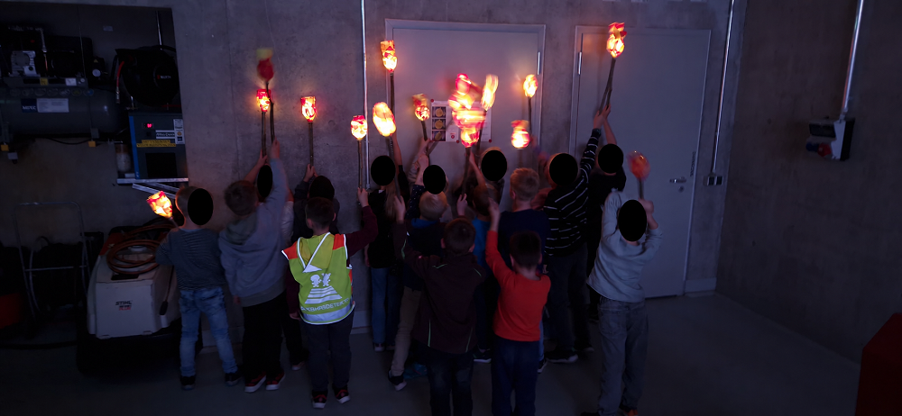 Leuchtende Kinderlaternen im dunklen Feuerwehrhaus